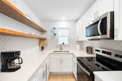 Welcome to LITTLE BAY LANDING, a beautifully renovated 24-unit - photo 12