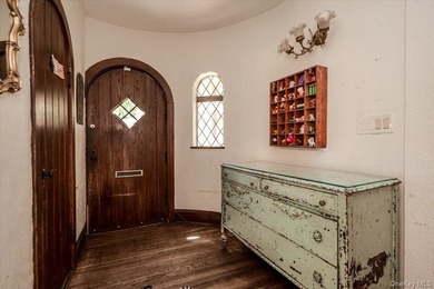 Welcome to this sun-drenched and charming Tudor-style residence - photo 3