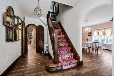Welcome to this sun-drenched and charming Tudor-style residence - photo 4