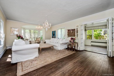 Welcome to this sun-drenched and charming Tudor-style residence - photo 5