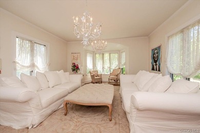 Welcome to this sun-drenched and charming Tudor-style residence - photo 7