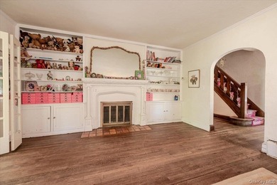 Welcome to this sun-drenched and charming Tudor-style residence - photo 9