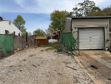 Welcome to 1703 Pine Acres Boulevard, Bay Shore, New York - photo 3