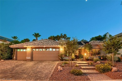 Pristine single-story home in The Lakes featuring large pool - photo 3
