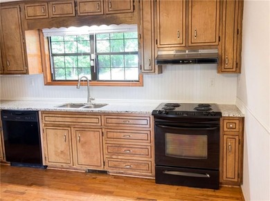 Step into 120 Bay Ct, arranged for everyday practicality with a - photo 2