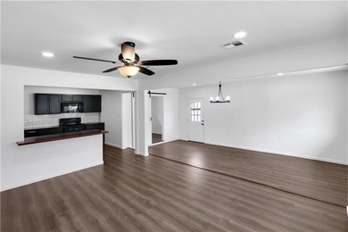 MUST SEE!!! This quaint, 3 bedroom 2 bath, completely renovated - photo 2