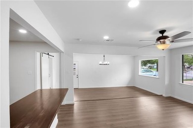 MUST SEE!!! This quaint, 3 bedroom 2 bath, completely renovated - photo 4