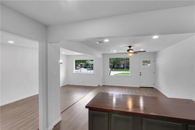 MUST SEE!!! This quaint, 3 bedroom 2 bath, completely renovated - photo 6