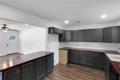 MUST SEE!!! This quaint, 3 bedroom 2 bath, completely renovated - photo 7