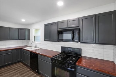 MUST SEE!!! This quaint, 3 bedroom 2 bath, completely renovated - photo 8