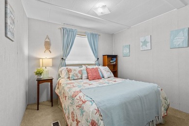 This charming coastal cabin in the heart of Steinhatchee offers - photo 12