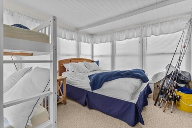 This charming coastal cabin in the heart of Steinhatchee offers - photo 13