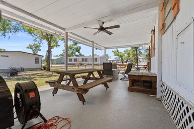 This charming coastal cabin in the heart of Steinhatchee offers - photo 17