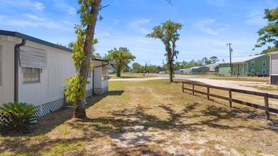 This charming coastal cabin in the heart of Steinhatchee offers - photo 18