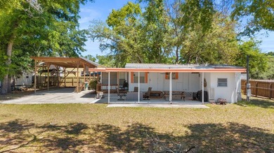 This charming coastal cabin in the heart of Steinhatchee offers - photo 19