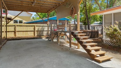 This charming coastal cabin in the heart of Steinhatchee offers - photo 23