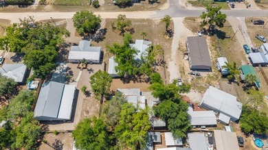 This charming coastal cabin in the heart of Steinhatchee offers - photo 33
