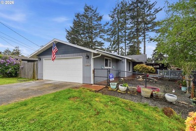 Clean, move-in ready 3-bedroom, 2-bath home in Coos Bay! This - photo 1