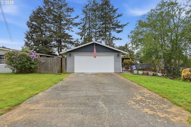 Clean, move-in ready 3-bedroom, 2-bath home in Coos Bay! This - photo 2