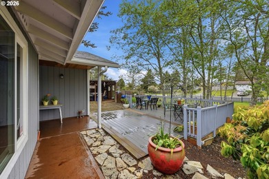Clean, move-in ready 3-bedroom, 2-bath home in Coos Bay! This - photo 4
