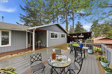 Clean, move-in ready 3-bedroom, 2-bath home in Coos Bay! This - photo 5