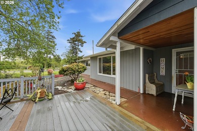 Clean, move-in ready 3-bedroom, 2-bath home in Coos Bay! This - photo 6