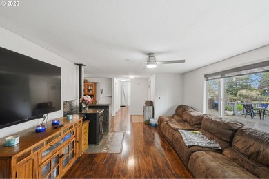 Clean, move-in ready 3-bedroom, 2-bath home in Coos Bay! This - photo 9