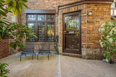 Exquisite Tudor attached townhouse nestled on a gorgeous, quiet - photo 2