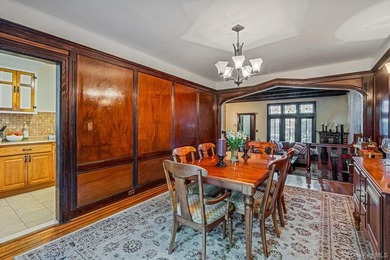 Exquisite Tudor attached townhouse nestled on a gorgeous, quiet - photo 5