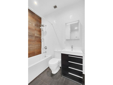 Just listed: a beautiful one-bedroom with a private roof deck in - photo 1