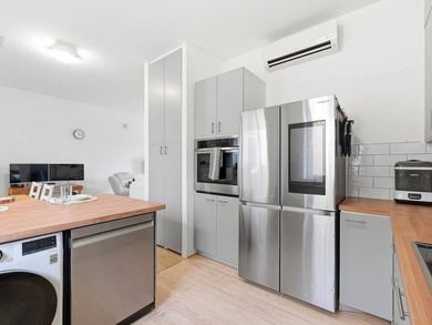 Welcome to this modern, impeccably maintained 1-bedroom, 1-bath - photo 8