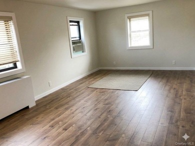 Well-maintained 1-bedroom co-op in Jeffrey Gardens, Bayside - photo 1
