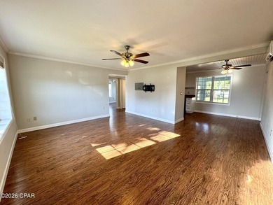 Charming 3-BR Bungalow Near the Bay. Enjoy easy coastal living - photo 4