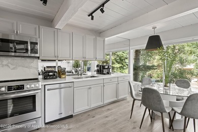 Rare double-height living room, fully upgraded three bedroom - photo 9