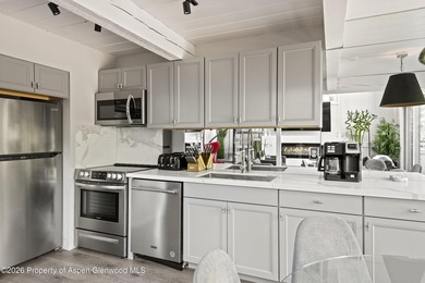 Rare double-height living room, fully upgraded three bedroom - photo 10