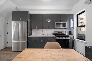 Turnkey, four-story two-family townhouse with cellar, offering - photo 3