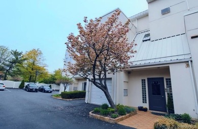 Enjoy breathtaking waterfront views of both the Throggs Neck and - photo 2