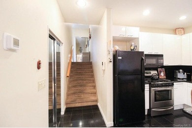 Enjoy breathtaking waterfront views of both the Throggs Neck and - photo 4