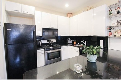 Enjoy breathtaking waterfront views of both the Throggs Neck and - photo 6