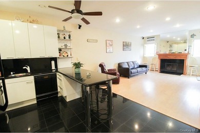Enjoy breathtaking waterfront views of both the Throggs Neck and - photo 8