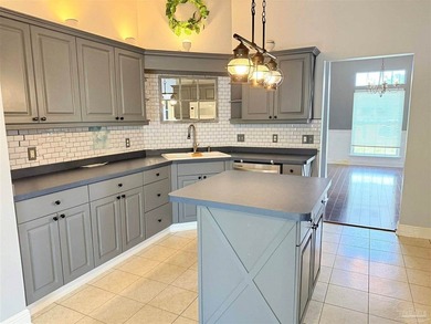 Welcome to your own private retreat in Pensacola! This spacious - photo 4