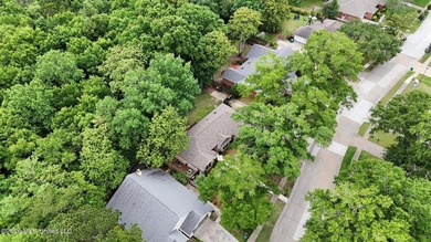 Tucked beneath mature trees in the highly sought-after Magnolia - photo 28