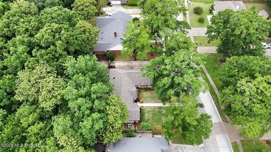 Tucked beneath mature trees in the highly sought-after Magnolia - photo 29