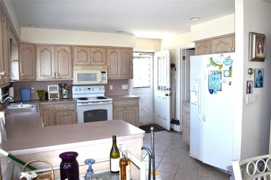 Welcome to this One-of-a-Kind 4-Bedroom, Custom Built Colonial - photo 6
