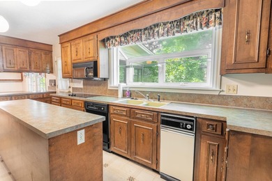 Shadowmoss | 3 BR | 2.5 BA | 2,330 Sq Ft | 0.26-Acre Charming - photo 18