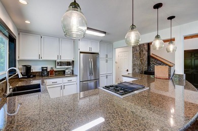 Exceptional mountain living in Ockenden Ranch! This beautifully - photo 18