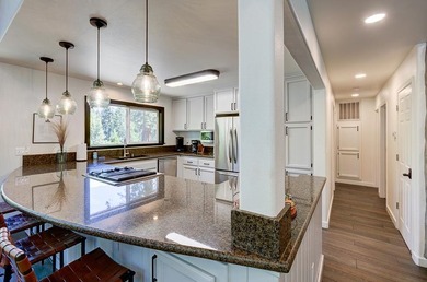 Exceptional mountain living in Ockenden Ranch! This beautifully - photo 20