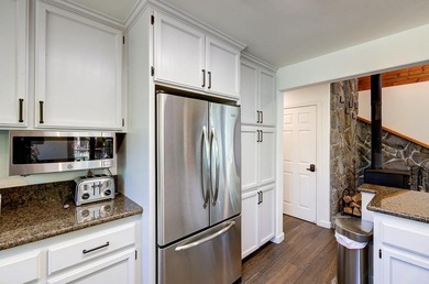 Exceptional mountain living in Ockenden Ranch! This beautifully - photo 24