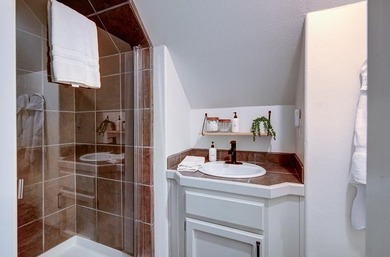 Exceptional mountain living in Ockenden Ranch! This beautifully - photo 43