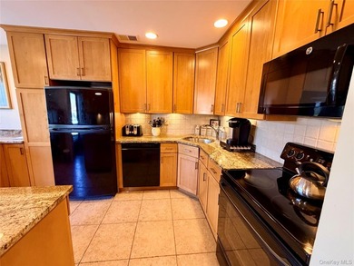 This stunning condo in the desirable Stanford Court offers two - photo 5
